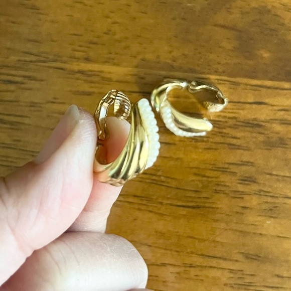 Vintage Trifari Clip On Earrings Costume Jewelry with Little Bead “pearls” Gold - Picture 5 of 5